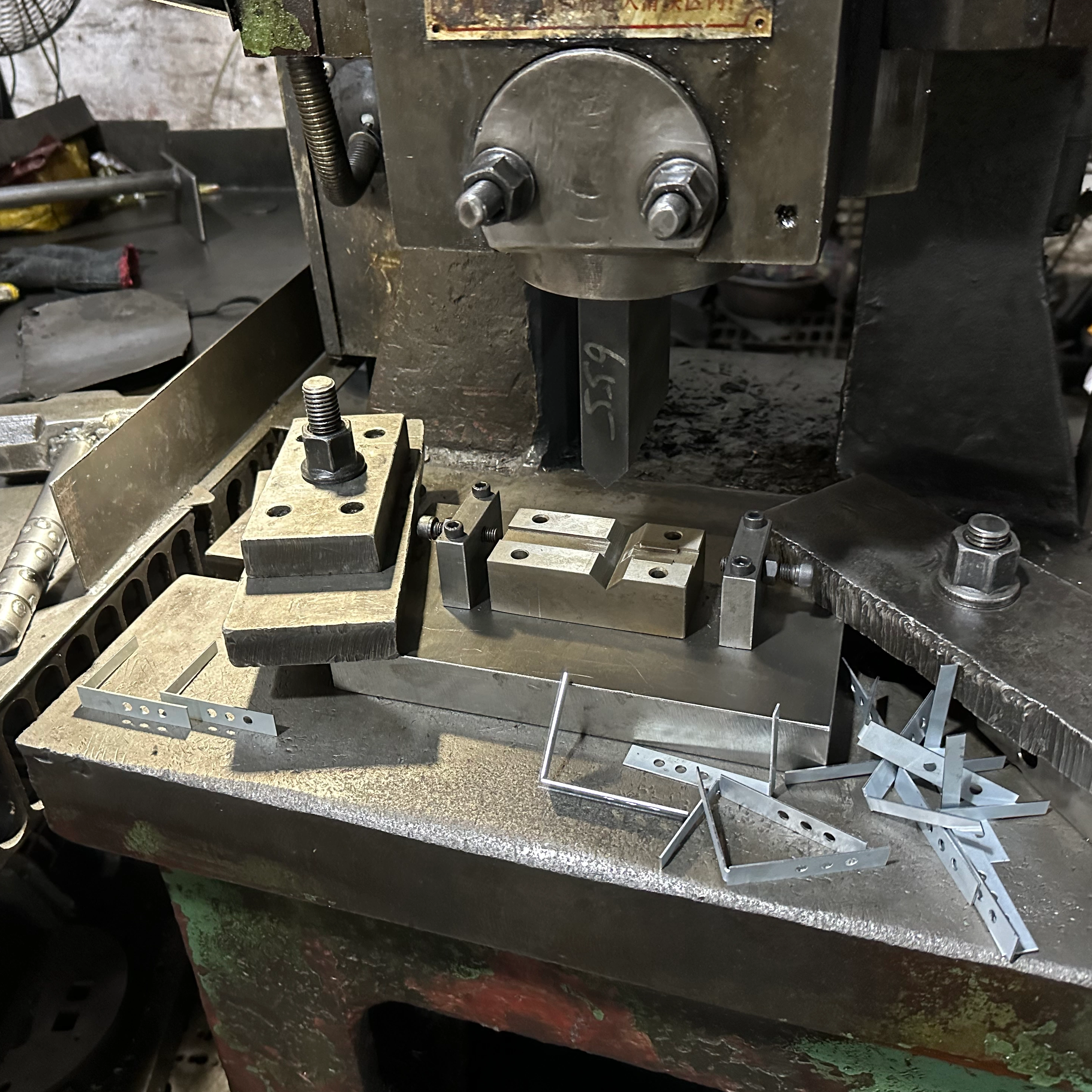 Exploración de la artesanía de las bisagras para puertas: un enfoque en las bisagras para puertas de madera y las bisagras pivotantes para puertas de madera