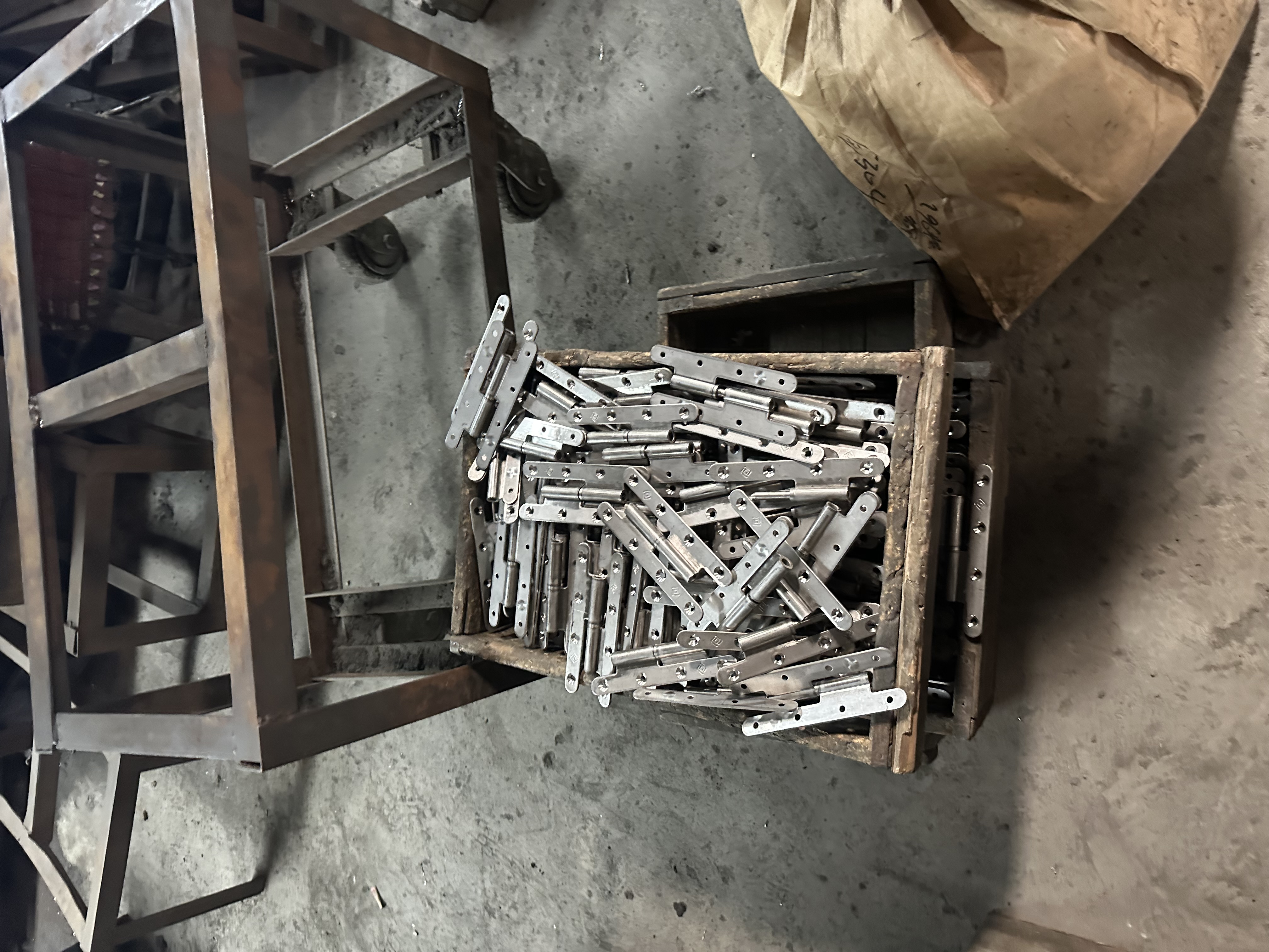 Cómo instalar bisagras de mariposa en una puerta mosquitera