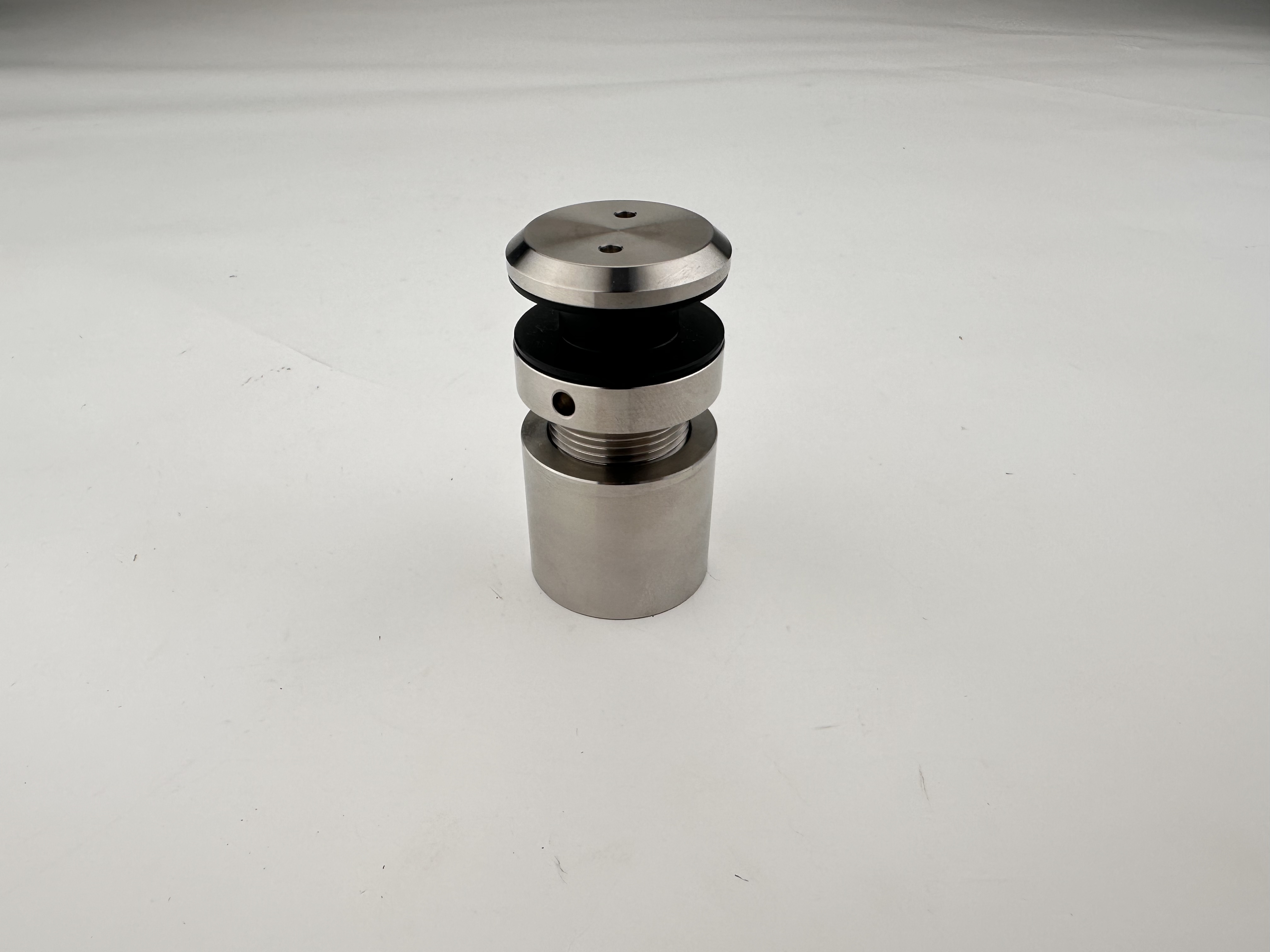 Cómo evitar que una puerta se cierre e instale una parada de puerta de bisagra