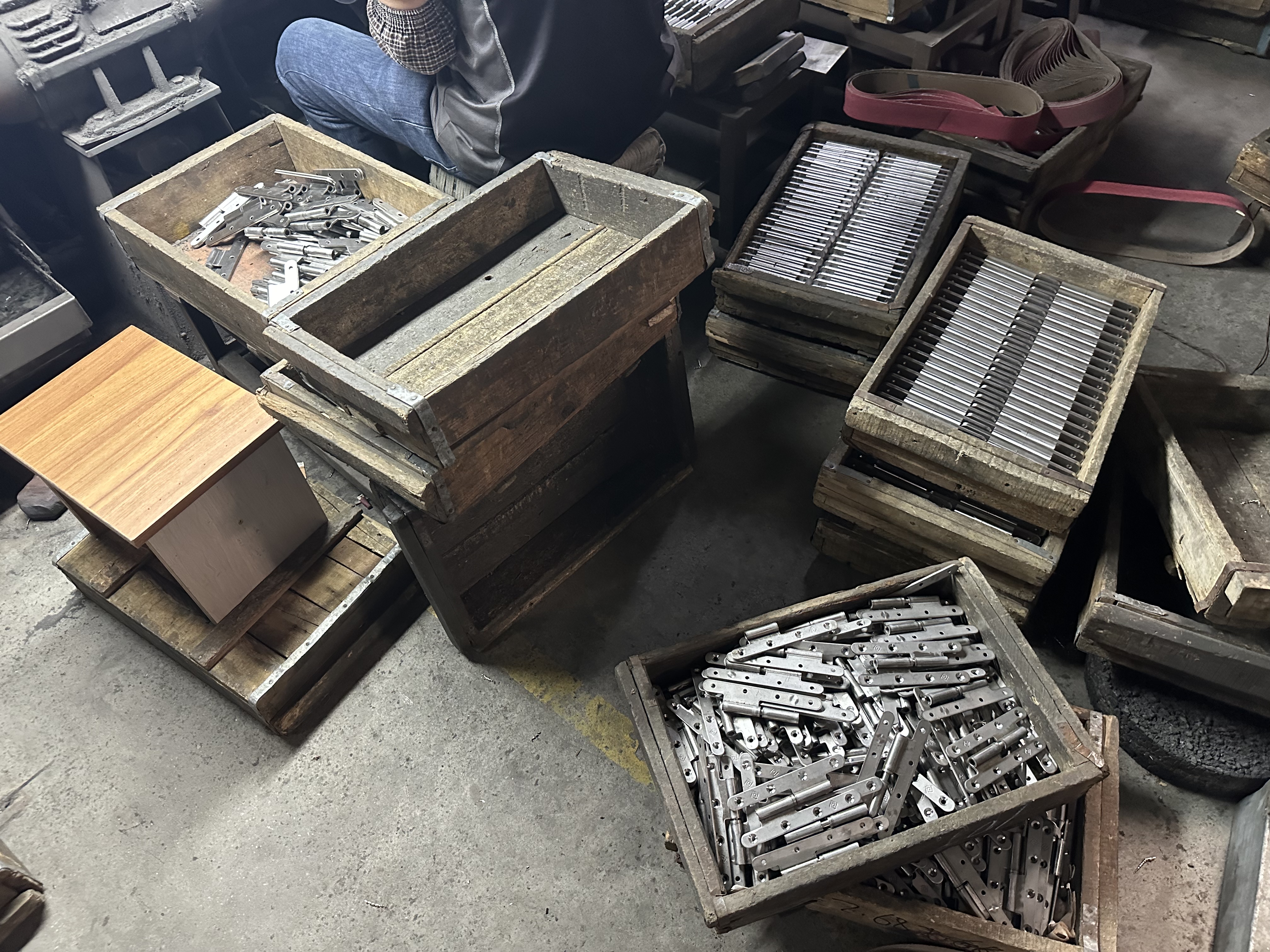 INF Hardware - Bisagras elevadoras para el mercado francés