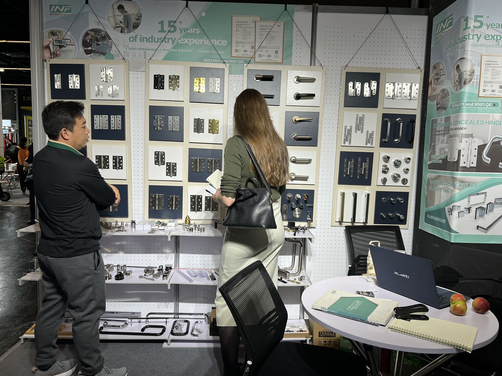 ¿Cómo se quita, aprieta y arregla una manija de puerta tipo palanca?