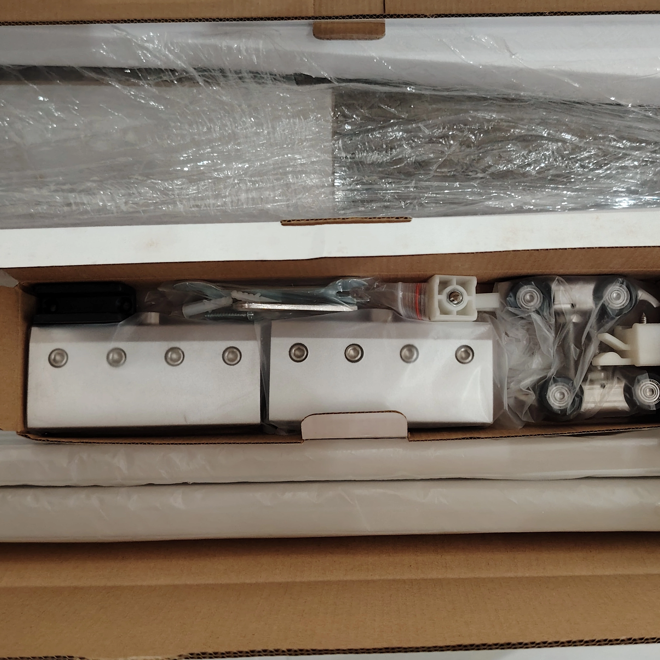 Comprender las bisagras de las puertas invisibles y el mundo del hardware de la puerta