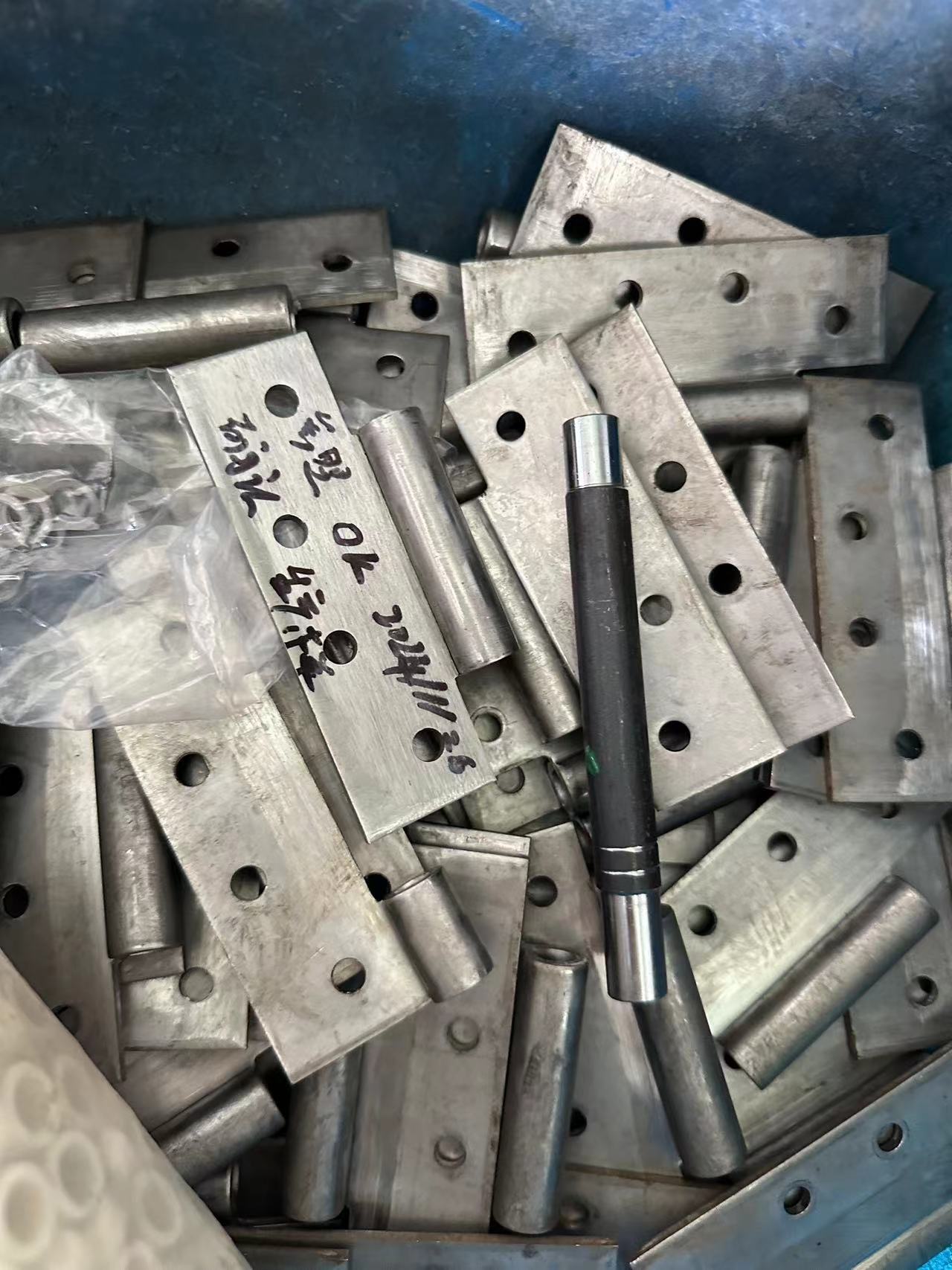 ¿Cómo ajustar, instalar y quitar las bisagras de las puertas?